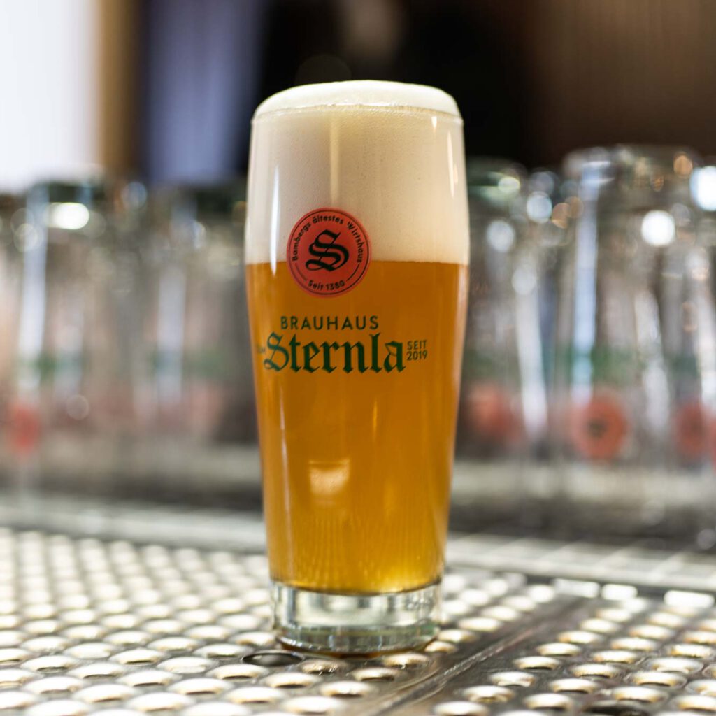 Brauhaus Sternla - Frisch gezapftes Bier an der Schankanlage.
